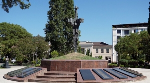 Коллектив Арбитражного суда Республики Абхазия принял участие в церемонии возложения цветов к Мемориалу погибшим в Отечественной войне народа Абхазии 1992–1993 гг. в Парке Славы по случаю 32-й годовщины Победы и Независимости Республики Абхазия